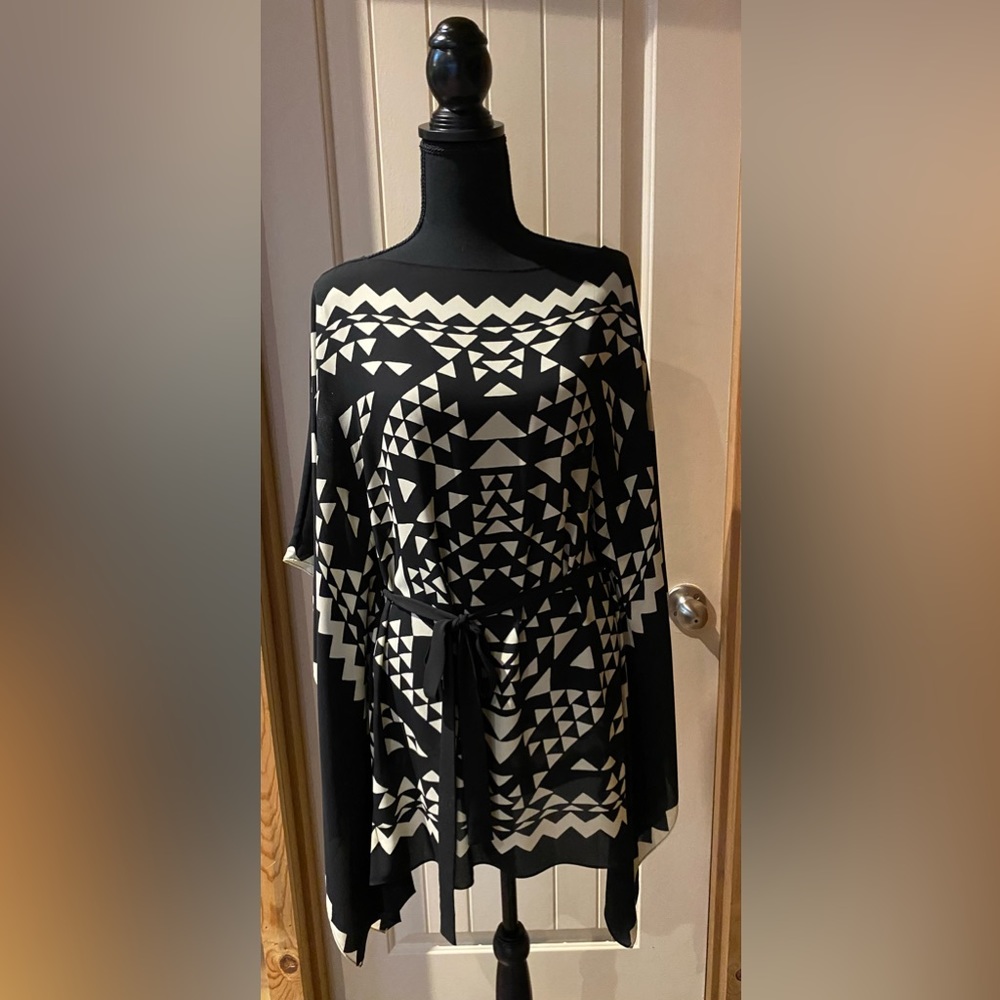 Mid-thigh flowing fashion dress